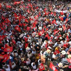 En Tunisie, le syndicat UGTT rassemble ses soutiens dans la capitale En Tunisie, le syndicat UGTT rassemble ses soutiens dans la capitale