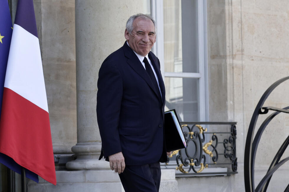 Macron apporte son "soutien total" à Bayrou après son choix du vote de confiance Macron apporte son "soutien total" à Bayrou après son choix du vote de confiance
