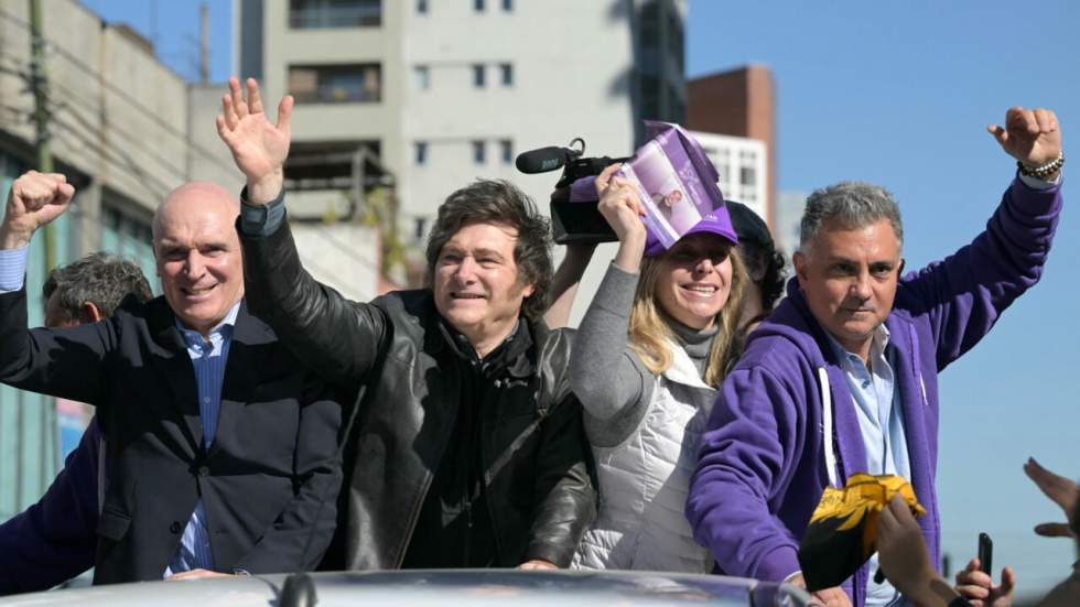 Le président argentin Javier Milei exfiltré après avoir été visé par des jets de projectiles Le président argentin Javier Milei exfiltré après avoir été visé par des jets de projectiles