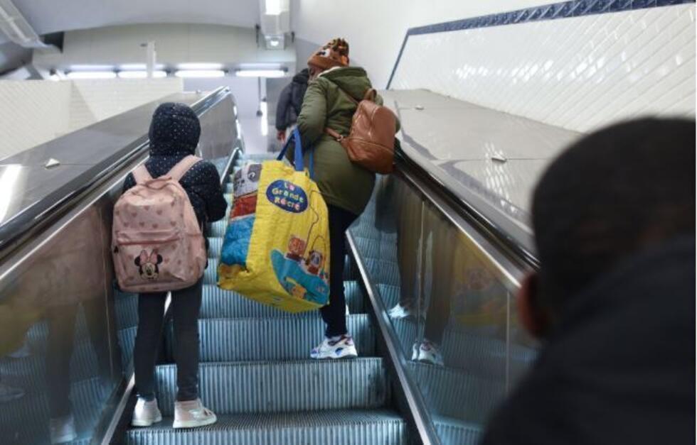 À la veille de la rentrée en France, plus de 2 000 enfants dorment à la rue À la veille de la rentrée en France, plus de 2 000 enfants dorment à la rue