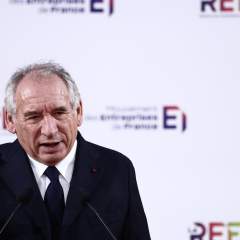 François Bayrou en campagne devant les patrons pour sauver son gouvernement François Bayrou en campagne devant les patrons pour sauver son gouvernement
