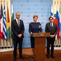 Nucléaire iranien : Paris, Londres et Berlin laissent un mois à l'Iran pour négocier Nucléaire iranien : Paris, Londres et Berlin laissent un mois à l'Iran pour négocier