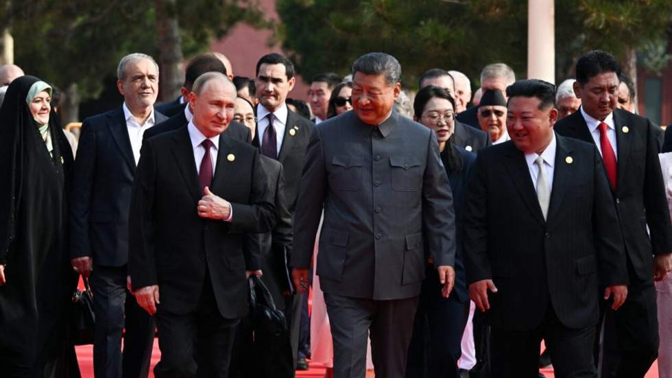 Xi Jinping s'entoure de Vladimir Poutine et Kim Jong-un pour un défilé militaire géant à Pékin Xi Jinping s'entoure de Vladimir Poutine et Kim Jong-un pour un défilé militaire géant à Pékin