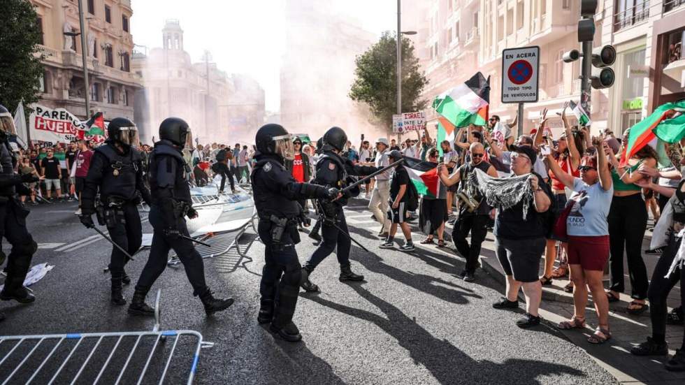 Vuelta : des manifestants propalestiniens envahissent le parcours, la dernière étape définitivement arrêtée