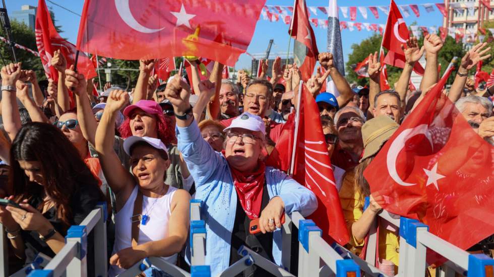 Turquie : des dizaines de milliers de personnes défilent à Ankara pour soutenir l'opposition
