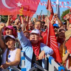 Turquie : des dizaines de milliers de personnes défilent à Ankara pour soutenir l'opposition Turquie : des dizaines de milliers de personnes défilent à Ankara pour soutenir l'opposition
