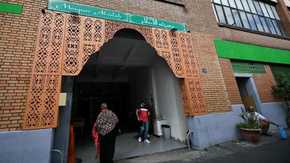 Têtes de cochons devant des mosquées françaises : onze personnes arrêtées en Serbie