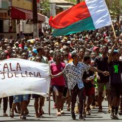Après sept jours de manifestations à Madagascar, une réunion s'est tenue au palais présidentiel Après sept jours de manifestations à Madagascar, une réunion s'est tenue au palais présidentiel