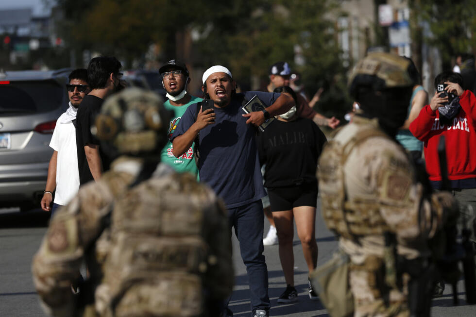 Donald Trump signe l'envoi de 300 gardes nationaux à Chicago, une juge bloque la décision à Portland