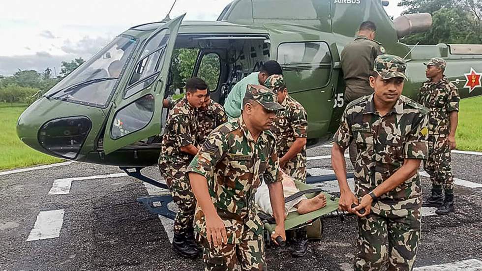 Des inondations et des glissements de terrain font des dizaines de morts au Népal et en Inde