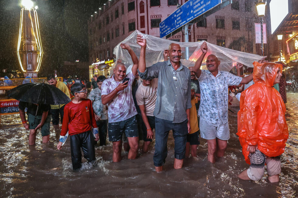 Des inondations et des glissements de terrain font des dizaines de morts au Népal et en Inde