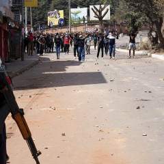 Madagascar : le président tente d'apaiser la contestation en nommant un militaire Premier ministre Madagascar : le président tente d'apaiser la contestation en nommant un militaire Premier ministre