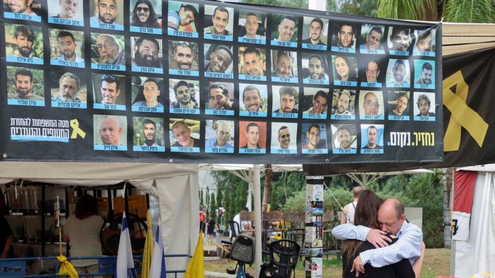Que sait-on des otages israéliens présumés vivants qui doivent être libérés par le Hamas ? Que sait-on des otages israéliens présumés vivants qui doivent être libérés par le Hamas ?