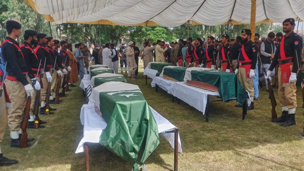 Des attaques des Taliban pakistanais font 23 morts près de la frontière afghane Des attaques des Taliban pakistanais font 23 morts près de la frontière afghane
