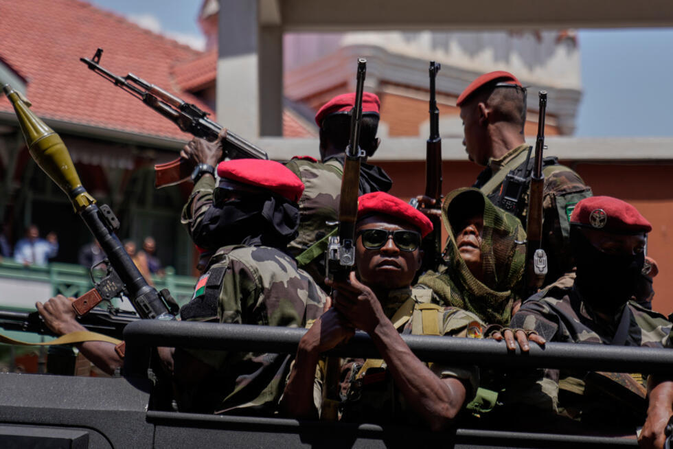 Manifestations "No Kings", funérailles d’Odinga, coup d’État à Madagascar : la semaine en images