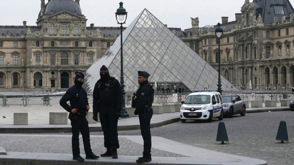 Vol des bijoux du Louvre: une soixantaine d'enquêteurs aux trousses des cambrioleurs Vol des bijoux du Louvre: une soixantaine d'enquêteurs aux trousses des cambrioleurs