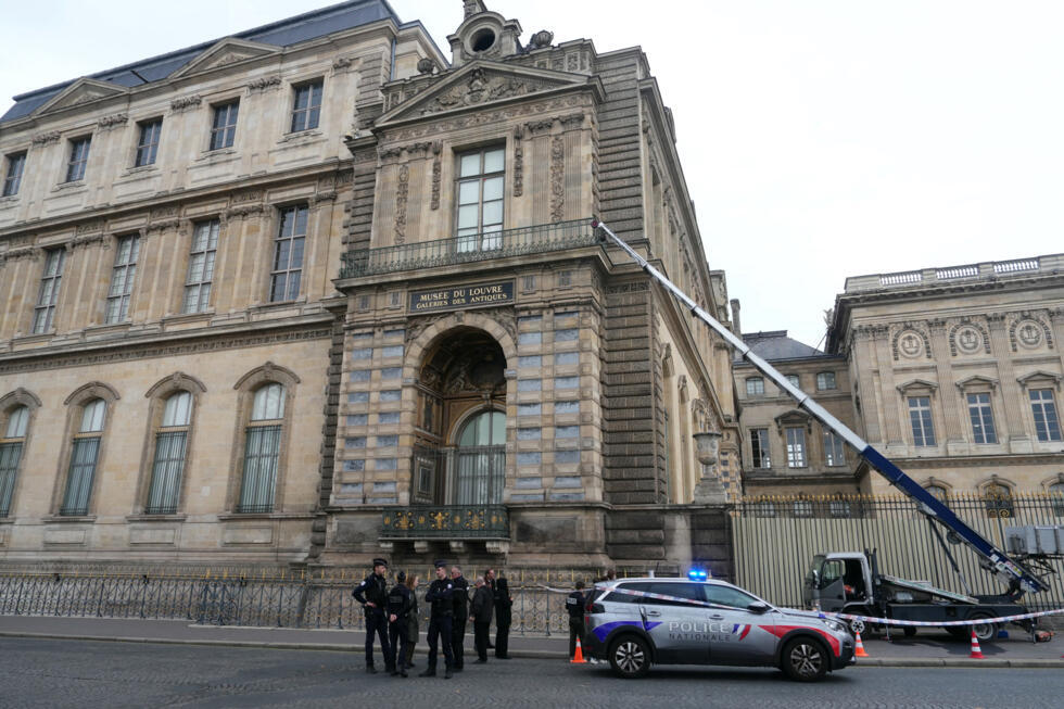 Vol des bijoux du Louvre: une soixantaine d'enquêteurs aux trousses des cambrioleurs Vol des bijoux du Louvre: une soixantaine d'enquêteurs aux trousses des cambrioleurs