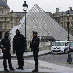 Vol des bijoux du Louvre: une soixantaine d'enquêteurs aux trousses des cambrioleurs Vol des bijoux du Louvre: une soixantaine d'enquêteurs aux trousses des cambrioleurs