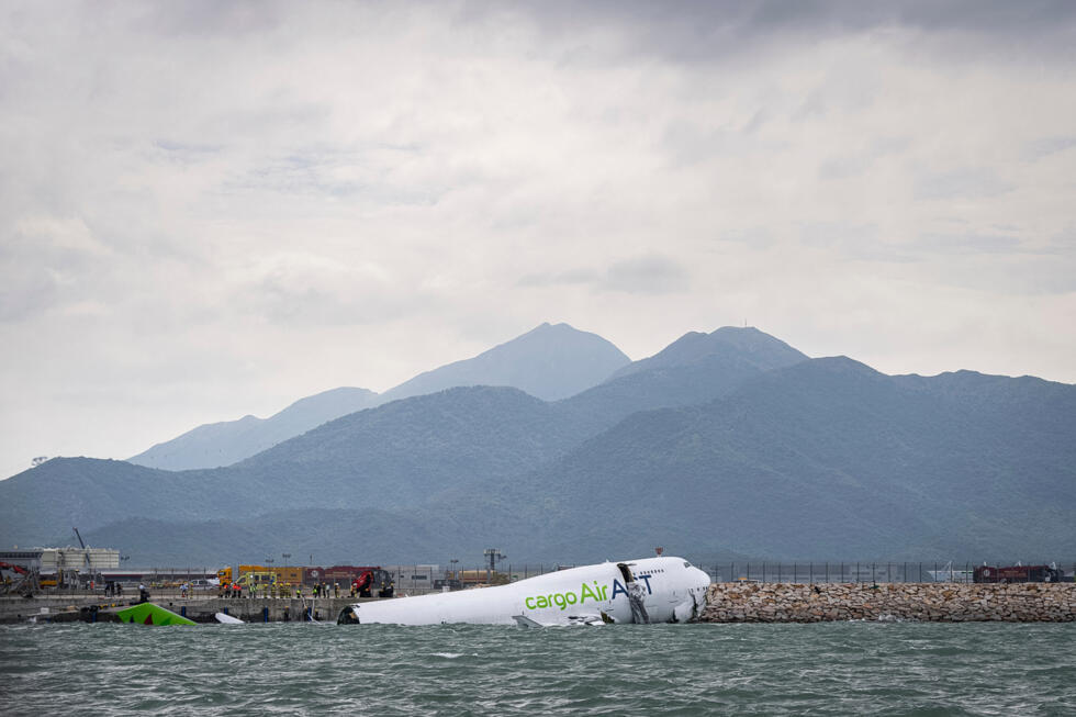 En images : un avion-cargo percute une voiture à l'aéroport de Hong Kong et finit en mer En images : un avion-cargo percute une voiture à l'aéroport de Hong Kong et finit en mer
