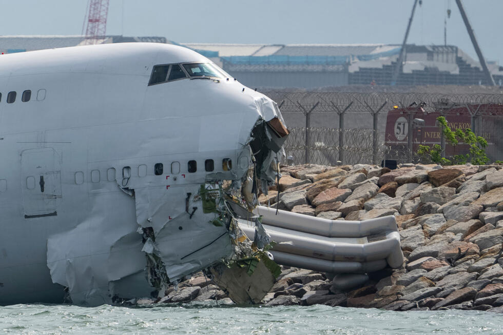 En images : un avion-cargo percute une voiture à l'aéroport de Hong Kong et finit en mer En images : un avion-cargo percute une voiture à l'aéroport de Hong Kong et finit en mer