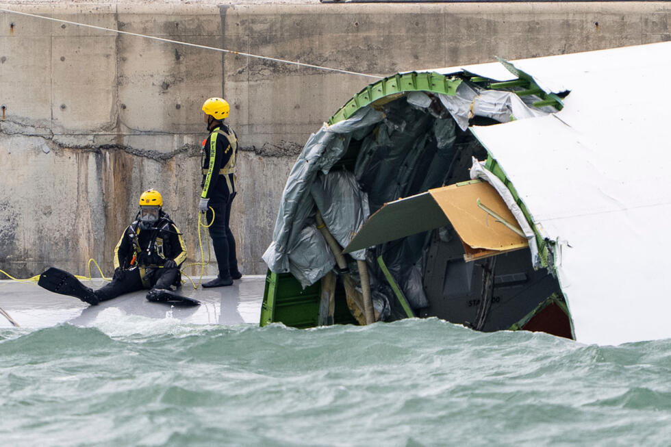 En images : un avion-cargo percute une voiture à l'aéroport de Hong Kong et finit en mer En images : un avion-cargo percute une voiture à l'aéroport de Hong Kong et finit en mer
