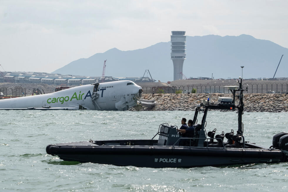 En images : un avion-cargo percute une voiture à l'aéroport de Hong Kong et finit en mer En images : un avion-cargo percute une voiture à l'aéroport de Hong Kong et finit en mer