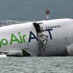 En images : un avion-cargo percute une voiture à l'aéroport de Hong Kong et finit en mer En images : un avion-cargo percute une voiture à l'aéroport de Hong Kong et finit en mer