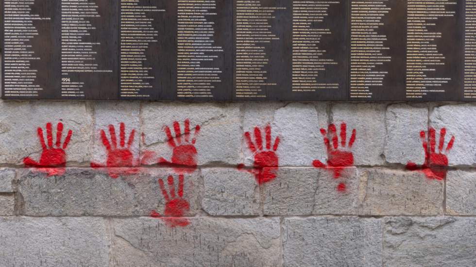Quatre Bulgares jugés à Paris pour des "mains rouges" taguées sur le Mémorial de la Shoah Quatre Bulgares jugés à Paris pour des "mains rouges" taguées sur le Mémorial de la Shoah