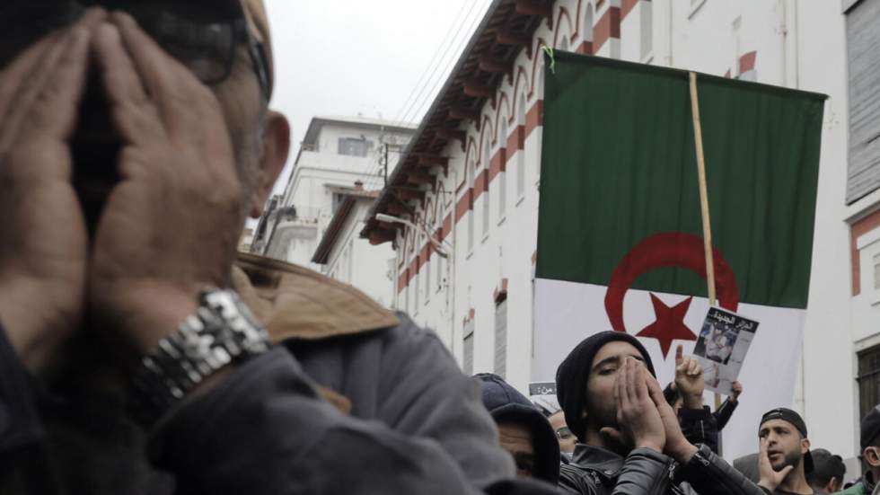 Algérie : Mohamed Tadjadit, "le poète du Hirak", condamné à cinq ans de prison, selon son avocate Algérie : Mohamed Tadjadit, "le poète du Hirak", condamné à cinq ans de prison, selon son avocate