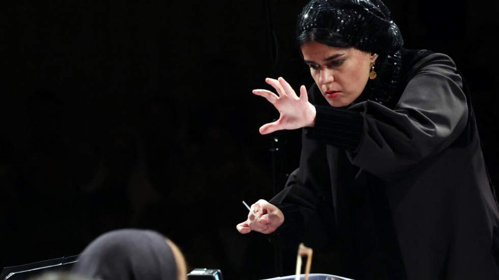 L'instant + : en Iran, Paniz Faryousefi devient la première femme à diriger un orchestre symphonique