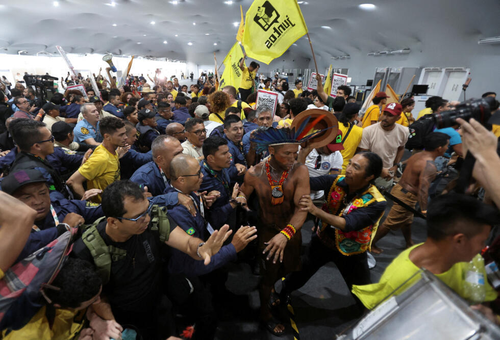 Commémorations du 13-Novembre, fin du shutdown et aurores boréales : la semaine en images