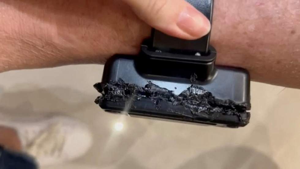 Curiosité ou évasion planifiée ? Bolsonaro tente d’ouvrir son bracelet électronique au fer à souder