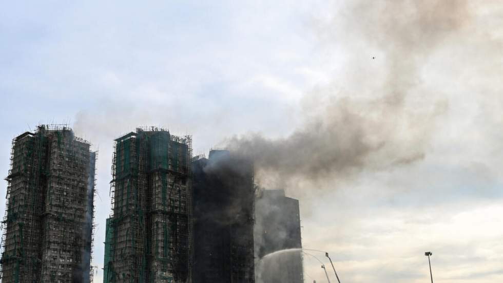 Incendie géant à Hong Kong : les pompiers toujours mobilisés, le bilan augmente