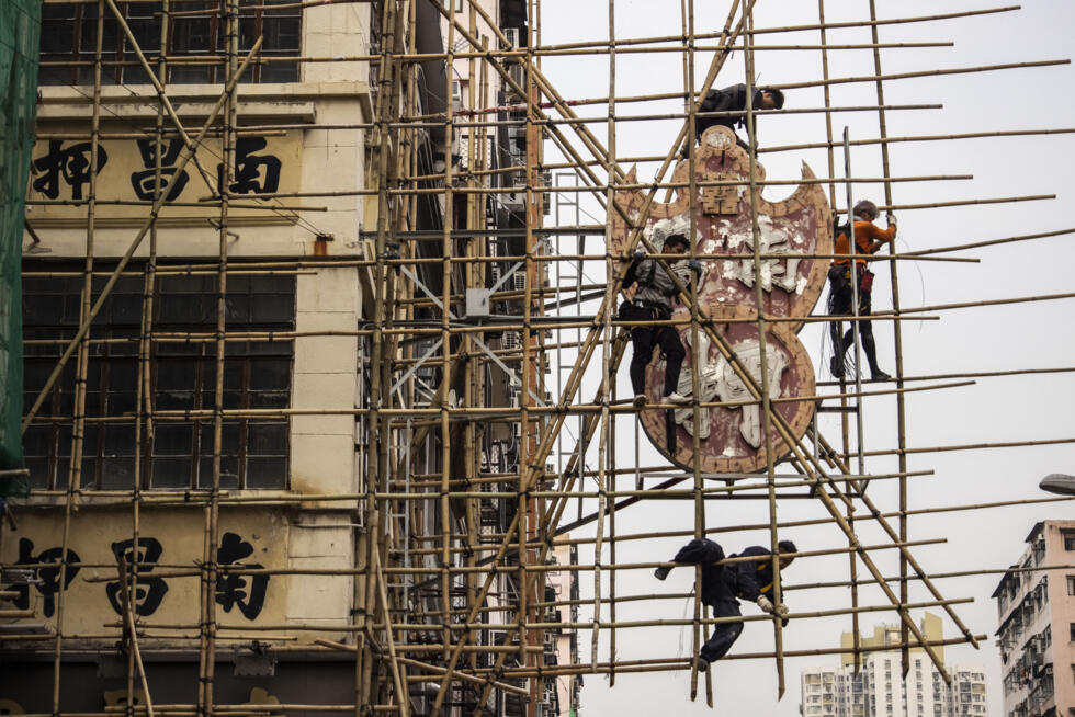 Le bambou, symbole ancestral, a-t-il alimenté l'incendie dévastateur de Hong Kong ?