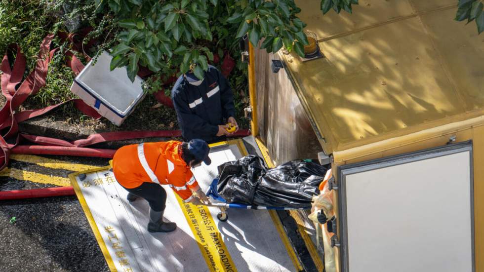 Incendie géant à Hong Kong : 94 morts et des familles à la recherche de leurs disparus