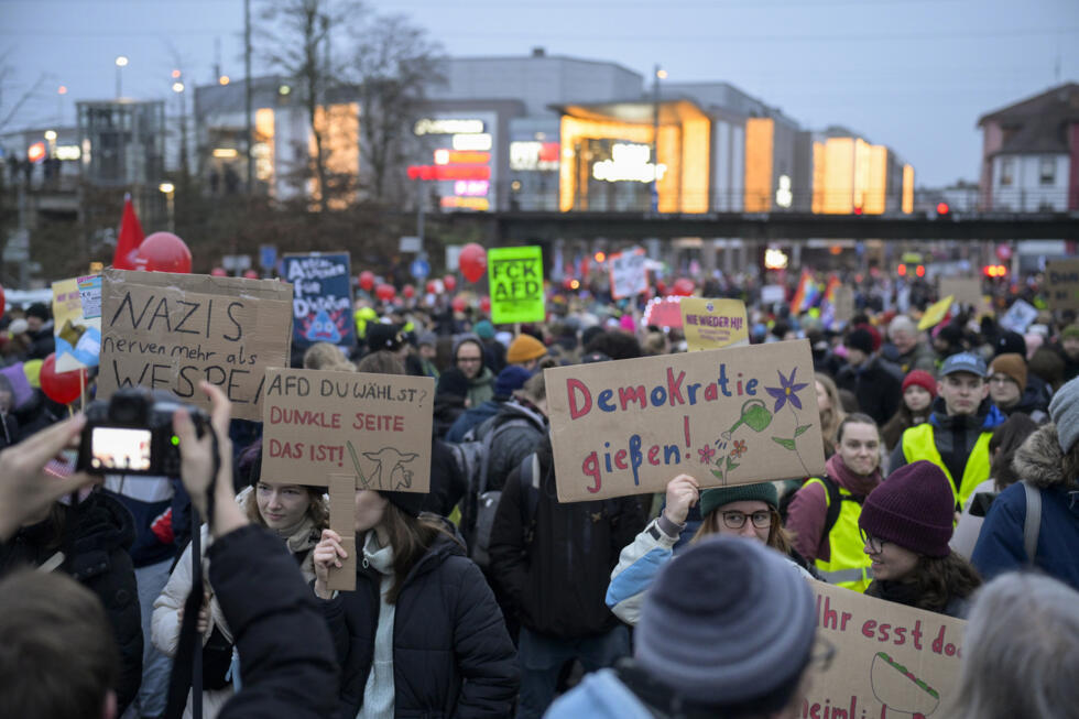 En Allemagne, manifestations et blocages de rues perturbent le congrès de l'extrême droite