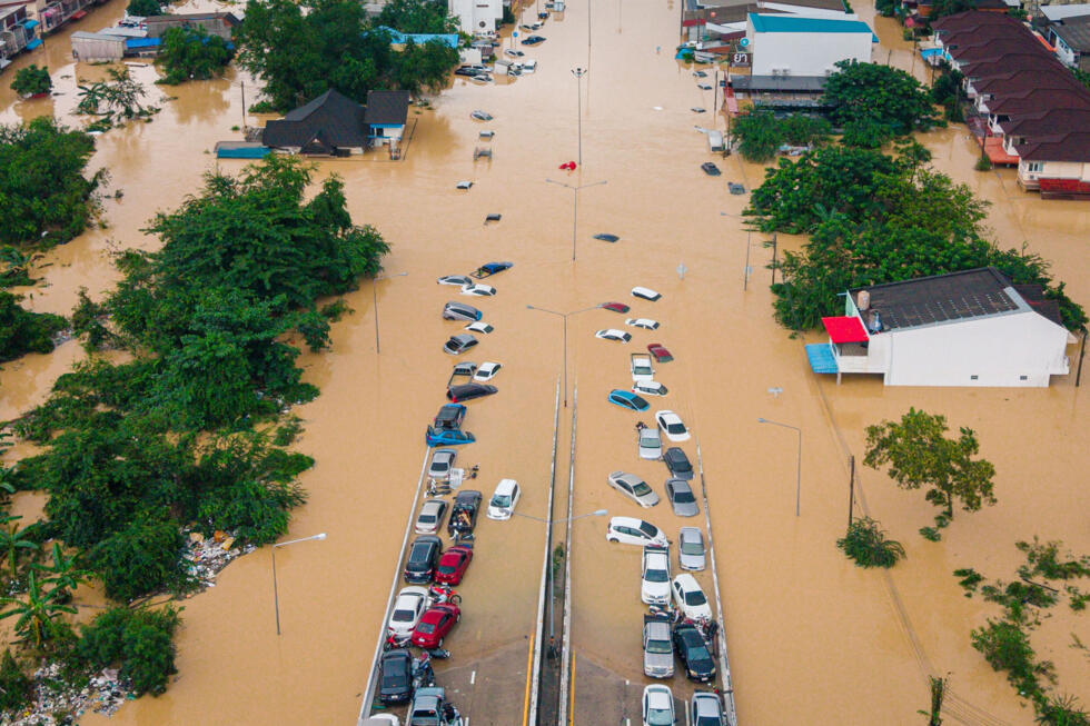 Incendie à Hong Kong, coup d'État en Guinée-Bissau et inondations en Asie : la semaine en images