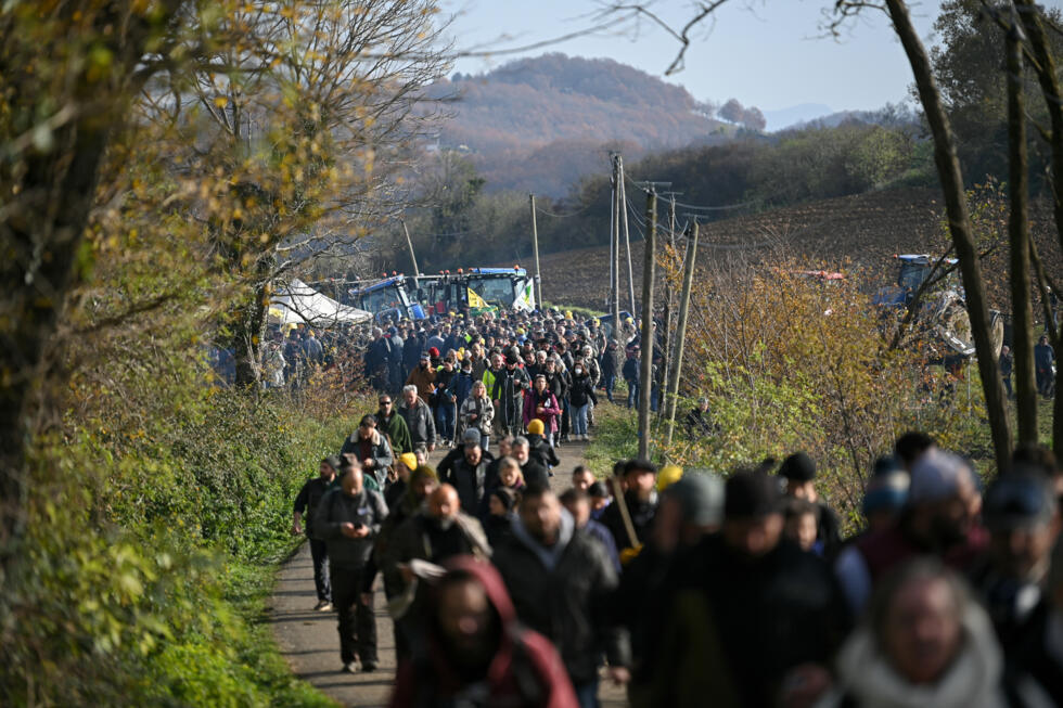 Lutte contre la dermatose : les gendarmes interviennent pour déloger des centaines d'agriculteurs Lutte contre la dermatose : les gendarmes interviennent pour déloger des centaines d'agriculteurs