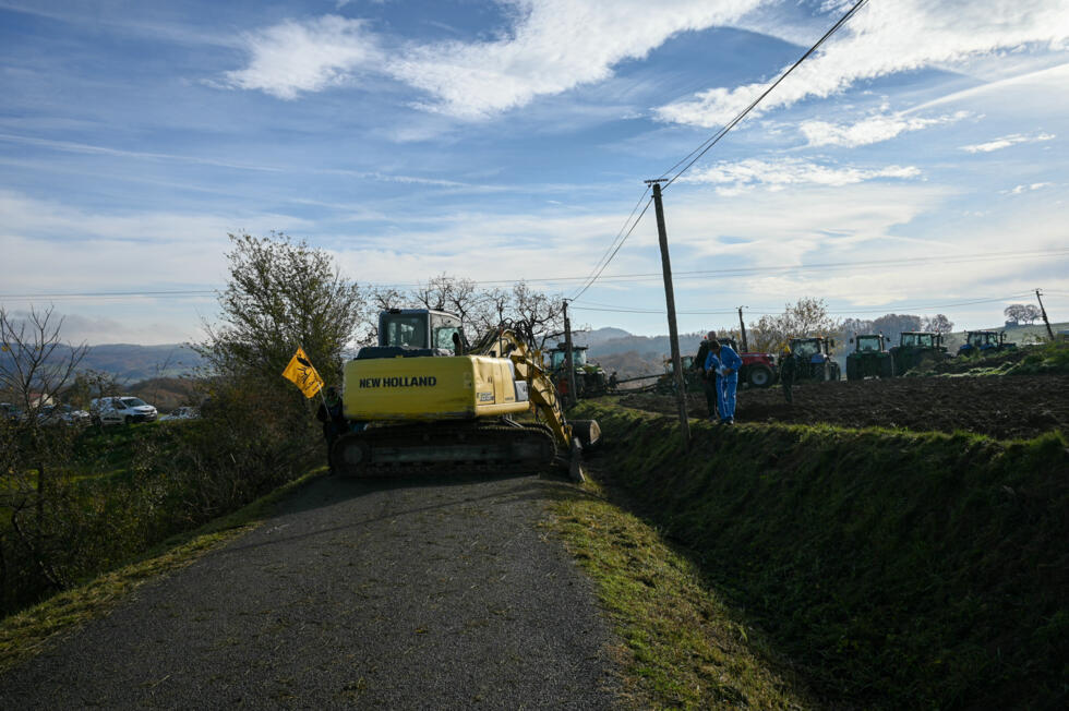 Lutte contre la dermatose : les gendarmes interviennent pour déloger des centaines d'agriculteurs Lutte contre la dermatose : les gendarmes interviennent pour déloger des centaines d'agriculteurs