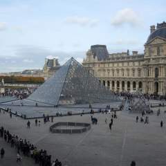 Le personnel du Louvre discute de la grève, l'accès au musée perturbé
