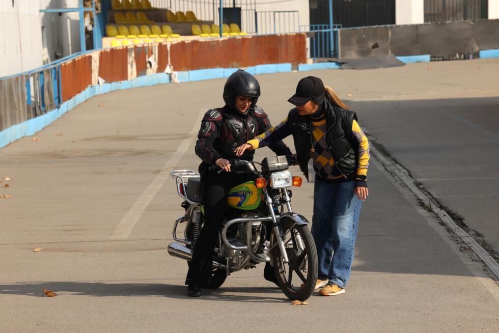 L'instant + : en Iran, les femmes s'imposent en deux-roues malgré les obstacles