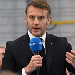 À Marseille, Macron promet la "guerre" au narcotrafic, rend hommage à Mehdi Kessaci