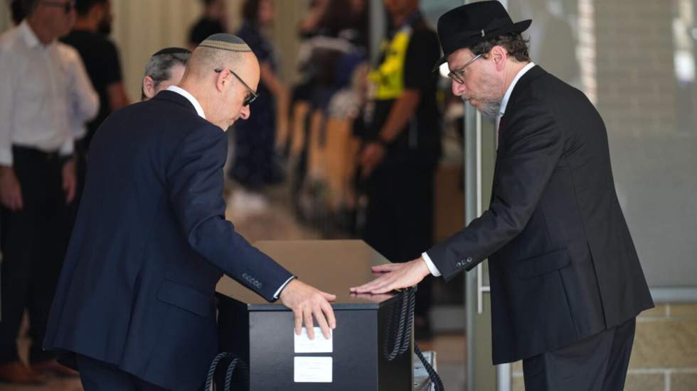 L'Australie commence à enterrer les victimes de l'attentat antisémite sur la plage de Sydney