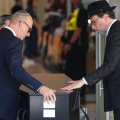 L'Australie commence à enterrer les victimes de l'attentat antisémite sur la plage de Sydney