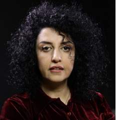 Iran : Narges Mohammadi, arrêtée par le pouvoir pour "couper court à toute convergence des luttes"