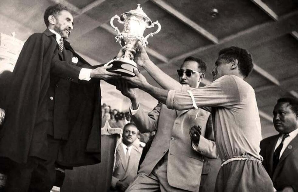 CAN : un empereur en tribune, Kadhafi en coulisses, un record à 5 buts… 9 moments hors norme CAN : un empereur en tribune, Kadhafi en coulisses, un record à 5 buts… 9 moments hors norme