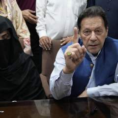 L'ex-premier ministre pakistanais Imran Khan et son épouse Bushra Bibi condamnés à 17 ans de prison