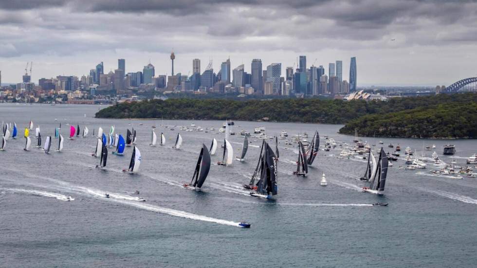 Voile : la flotte de la Sydney-Hobart s'élance avec un hommage aux victimes de l'attentat de Bondi