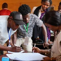 Présidentielle en Guinée : le décompte des voix en cours, des résultats partiels attendus lundi