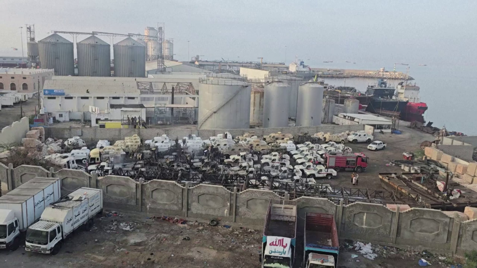 Des véhicules militaires, des propriétaires émiratis… Que sait-on des bateaux bombardés au Yémen ?